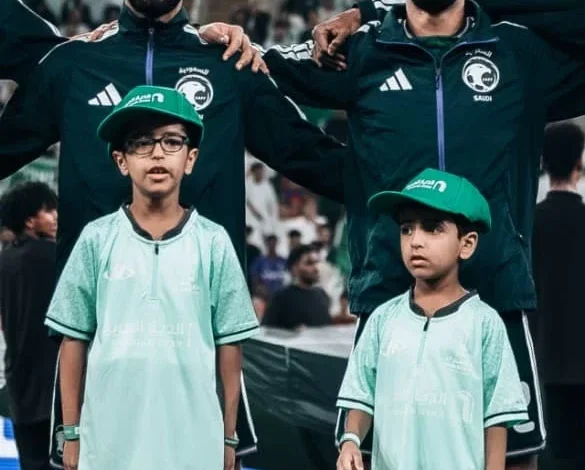 "صورة وطنية تكتمل بأربعة إخوة على أنغام 'سارعي للمجد'"