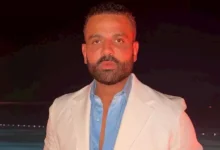 عمر السعيد يستقبل المعزين في عزاء والده بحضور يسرا وهند صبري