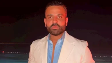 عمر السعيد يستقبل المعزين في عزاء والده بحضور يسرا وهند صبري