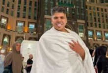 عمر كمال يؤدي مناسك العمرة في الأراضي المقدسة