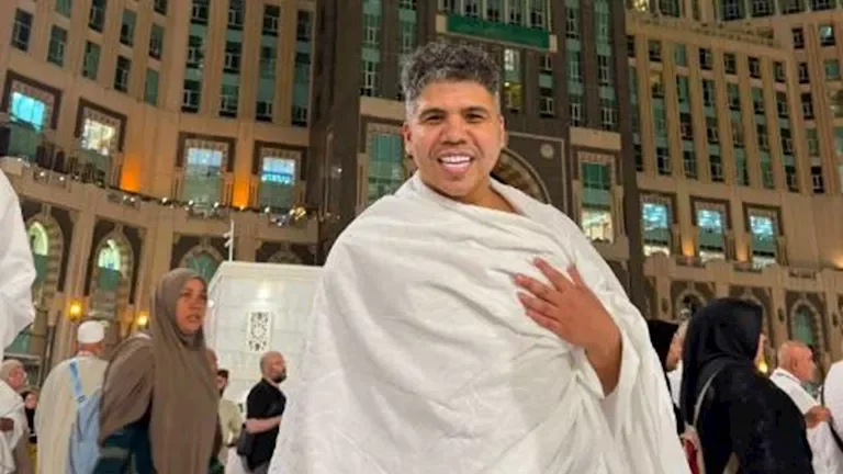 عمر كمال يؤدي مناسك العمرة في الأراضي المقدسة