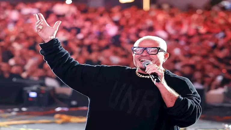 عمرو دياب يضيء سماء مول مصر بحفل جماهيري حاشد وأداء مميز