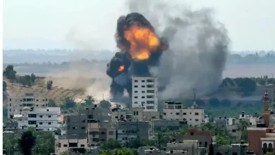 قصف إسرائيلي يُشعل منزلاً في مخيم الشاطئ بغزة بعد تحذير بالإخلاء