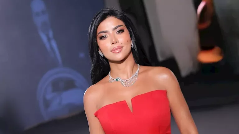 كارولين عزمي تحتفل بتكريمها عن فيلم "محمود التاني" في "ديرجست"