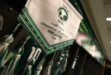 كنو يكرّم الكويت بعلم يعكس التراث السعودي قبل بدء المباراة