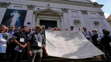 كهنة وأساقفة يشاركون في مسيرة إلى الفاتيكان للمطالبة بوقف الإبادة في غزة
