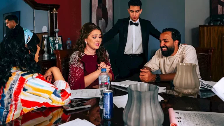 كواليس أحدث حلقات مسلسل "خمسين/خمسين" تظهر تميز الأداء الفني