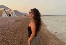 مايان السيد تختتم فصل الصيف بأجواء من السباحة واللعب مع الكلاب على شاطئ البحر