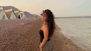 مايان السيد تختتم فصل الصيف بأجواء من السباحة واللعب مع الكلاب على شاطئ البحر