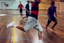 محمد رمضان يمارس كرة القدم في البرازيل بقميص فريق فلامنجو