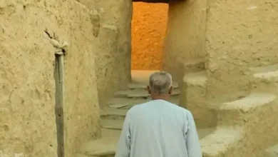 محمود حميدة يتألق بالجلباب في جلسة تصوير طبيعية بواحة سيوة