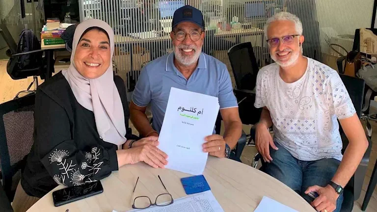 مدحت العدل يوقع عقد تحويل مسرحية أم كلثوم إلى كتاب