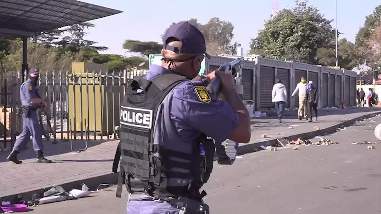 مقتل 27 شخصاً في حادثي إطلاق نار جماعي بجنوب أفريقيا