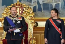 ملك النرويج هاكون الثامن يؤدي اليمين الدستورية