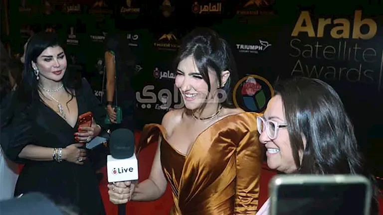 مي عمر وروجينا تتألقان بإطلالة مميزة في مهرجان الفضائيات العربية