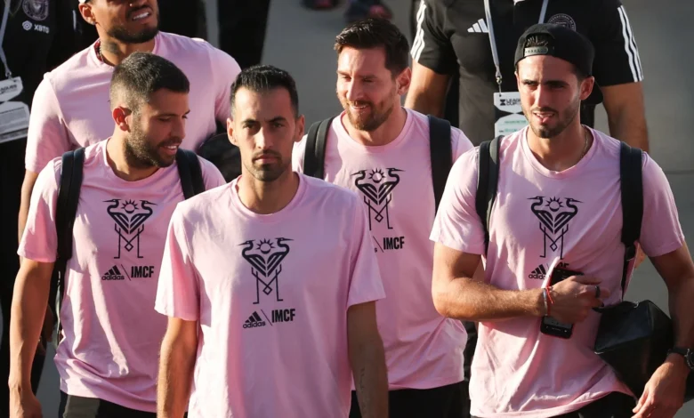 ميسي يعود إلى إسبانيا كمالك وليس كلاعب