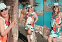 نادية الجندي تتألق بإطلالة شبابية وتشارك صوراً من جلسة تصوير قديمة تودع بها الصيف