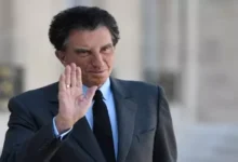 ناشط أمريكي يمزق نسخة من القرآن الكريم في نيويورك بعد إعفاء ترامب عنه
