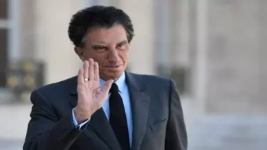 ناشط أمريكي يمزق نسخة من القرآن الكريم في نيويورك بعد إعفاء ترامب عنه