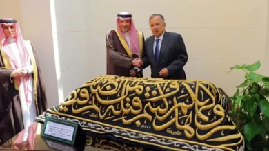 نبيل فهمي يتسلم هدية من السعودية عبارة عن قطعة من كسوة الكعبة للجامعة العربية