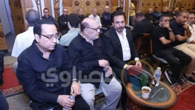 نجوم الفن يتوافدون إلى عزاء زوجة الكاتب أيمن سلامة