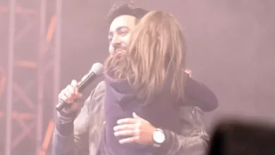 نجوم يتعرضون للإحراج على المسرح بسبب تفاعل المعجبات