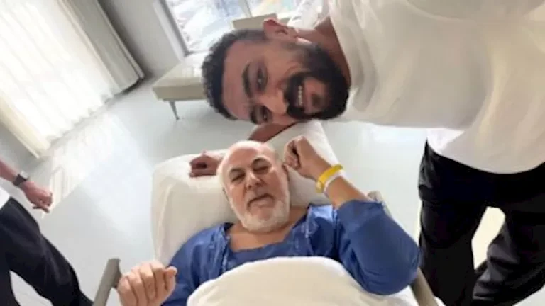 نقل والد أحمد العوضي إلى المستشفى إثر أزمة صحية مفاجئة