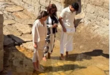 هالة صدقي تتجول مع عائلتها في موقع تاريخي مقدس بالأردن