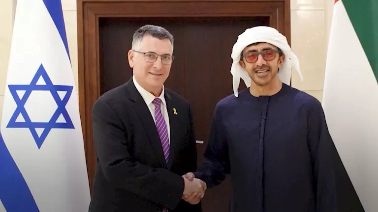 وزير الخارجية الإماراتي يتواصل مع نظيره الإسرائيلي للاطمئنان على ركاب "فلاي دبي"