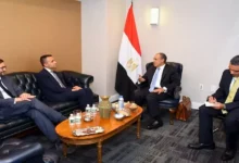 وزير الخارجية يؤكد ضرورة خفض التصعيد وتعزيز الحلول السياسية في اليمن