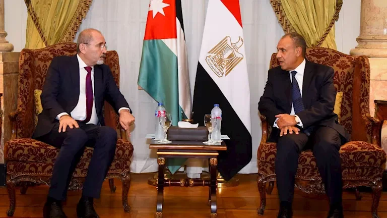 وزير الخارجية يبحث مع نظيره الأردني تعزيز العلاقات الثنائية والتطورات الإقليمية