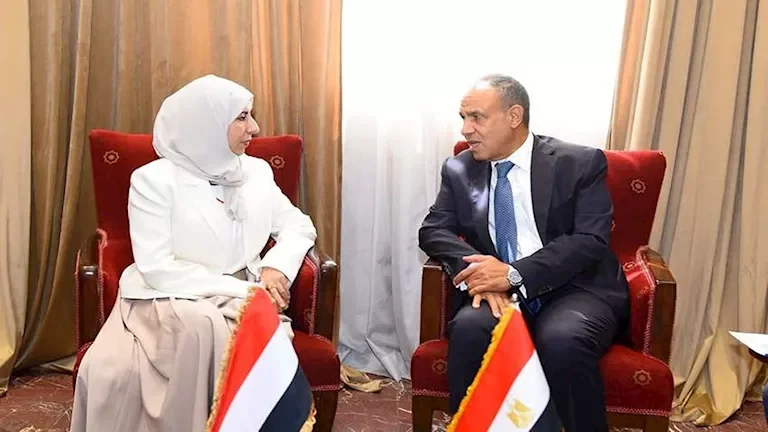 وزير الخارجية يناقش مع نظيرته اليمنية سبل دعم استقرار اليمن وأمن البحر الأحمر