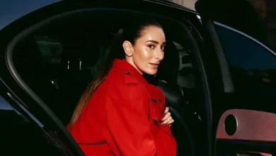 أمينة خليل تتألق بفستان قصير في شوارع فرنسا وجمهور يتفاعل - صور
