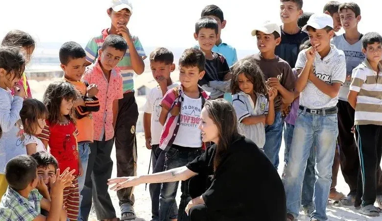 أنجلينا جولي تعبر عن حزنها تجاه الوضع في غزة: أحياء مدمرة وضحايا كثر