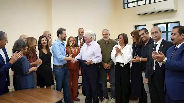 حسين فهمي يتسلم جائزة مهرجان طريق الحرير في الصين لفيلم "القصص"