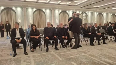 حضور بارز لروجينا وأشرف زكي وتيم حسن في عزاء زوجة صادق الصباح