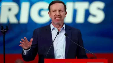 سيناتور أمريكي يوجه اتهامات للإدارة الأمريكية بشأن تأثير حرب إيران