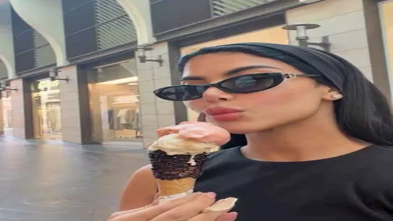 كارولين عزمي تتألق بإطلالات صيفية ساحرة على البحر في 20 صورة مميزة