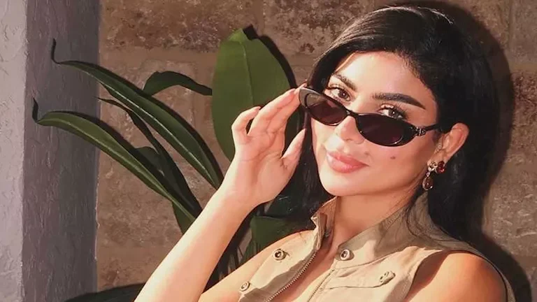 كارولين عزمي تتألق بإطلالة كاجوال على شاطئ البحر والجمهور يتفاعل - صور