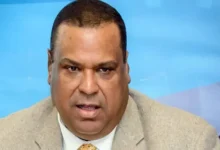 "مخرج عرض 'أصوات لم تدفن': أداء مميز للممثلين"
