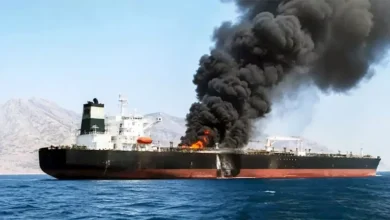 مقذوف يضرب ناقلة في مضيق هرمز ويتسبب بأضرار في غرفة المحركات