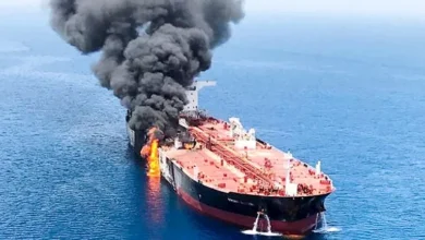 مقذوفات مجهولة تستهدف ثلاث ناقلات نفط في مضيق هرمز والملاحة تتعرض لمخاطر متزايدة