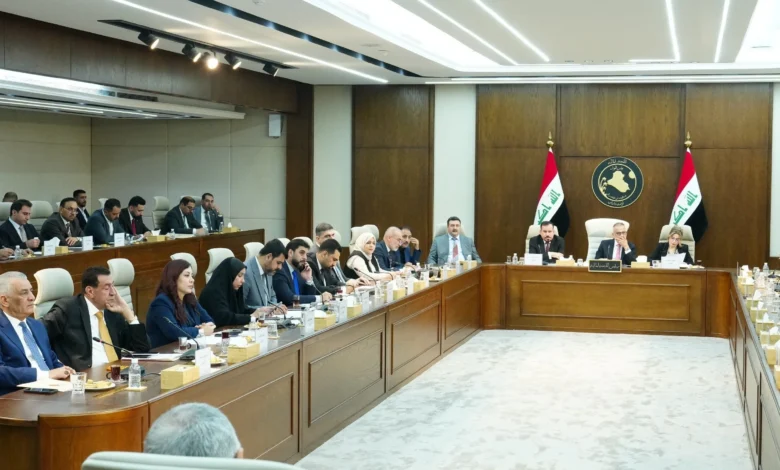 وزارة المالية تقرر تثبيت جميع العقود وتحويل الأجور إلى 315